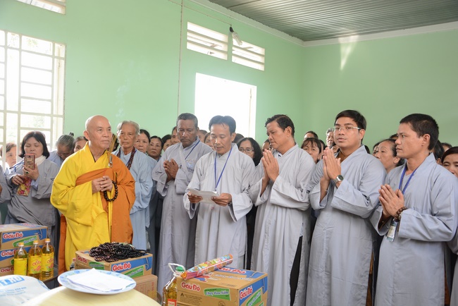 Offering five branches of Hoang Phap pagoda and releasing creatures