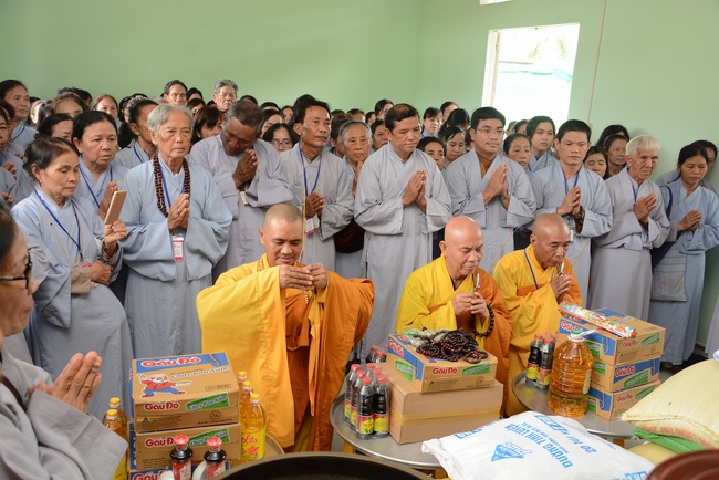 Offering five branches of Hoang Phap pagoda and releasing creatures