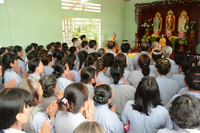 Offering five branches of Hoang Phap pagoda and releasing creatures