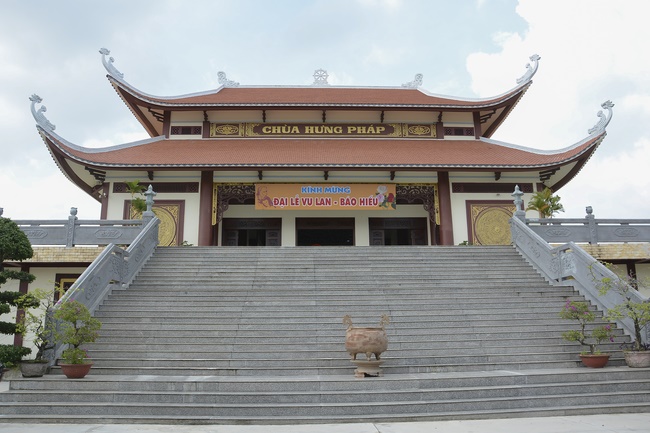 Offering five branches of Hoang Phap pagoda and releasing creatures