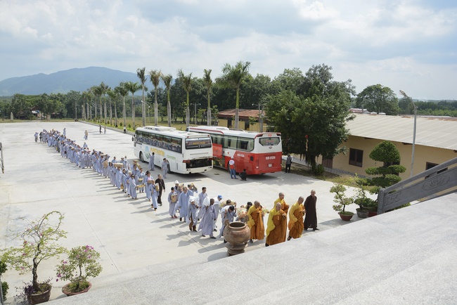Offering five branches of Hoang Phap pagoda and releasing creatures