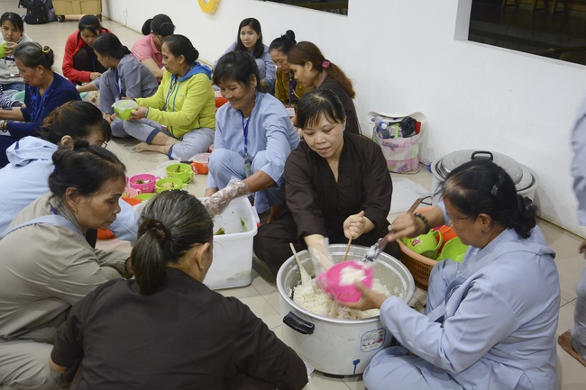Offering five branches of Hoang Phap pagoda and releasing creatures