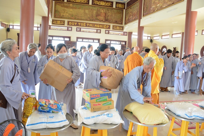 Offering five branches of Hoang Phap pagoda and releasing creatures