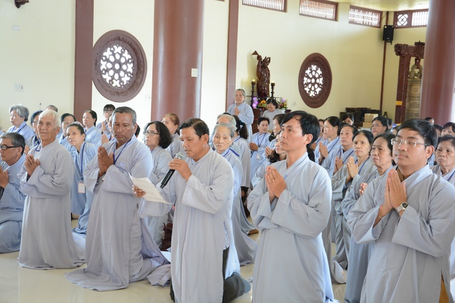 Offering five branches of Hoang Phap pagoda and releasing creatures