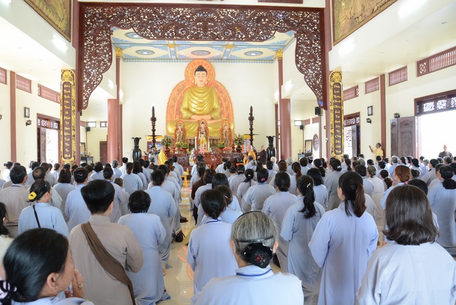 Offering five branches of Hoang Phap pagoda and releasing creatures