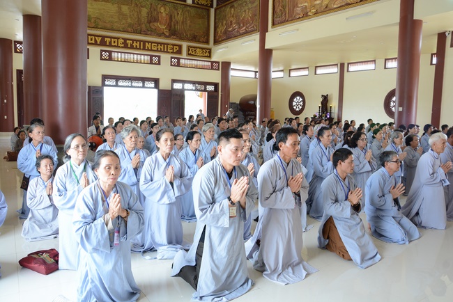 Offering five branches of Hoang Phap pagoda and releasing creatures