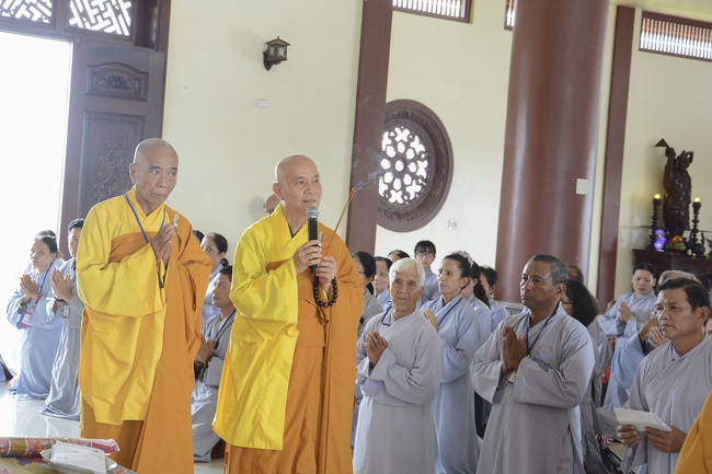 Offering five branches of Hoang Phap pagoda and releasing creatures