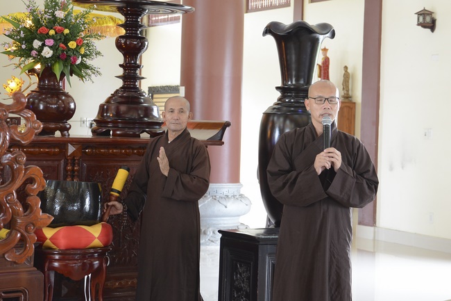 Offering five branches of Hoang Phap pagoda and releasing creatures