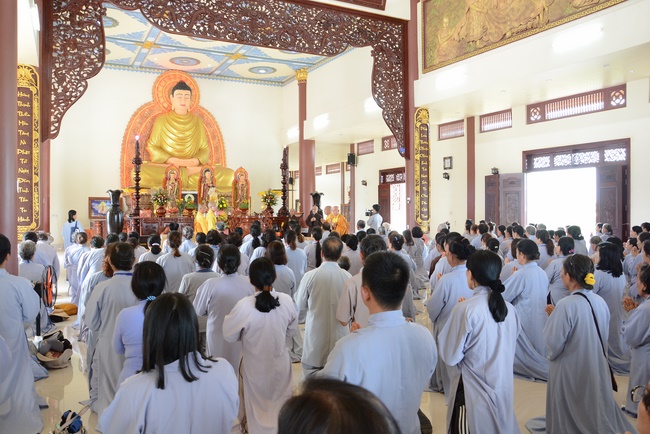 Offering five branches of Hoang Phap pagoda and releasing creatures