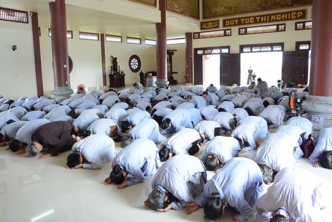 Offering five branches of Hoang Phap pagoda and releasing creatures