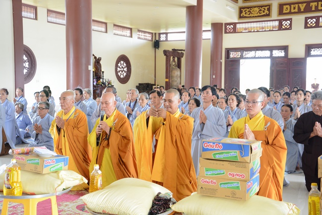 Offering five branches of Hoang Phap pagoda and releasing creatures