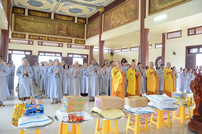 Offering five branches of Hoang Phap pagoda and releasing creatures