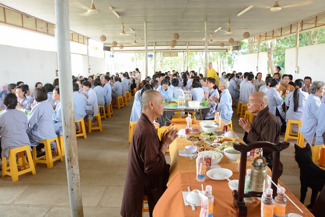Offering five branches of Hoang Phap pagoda and releasing creatures