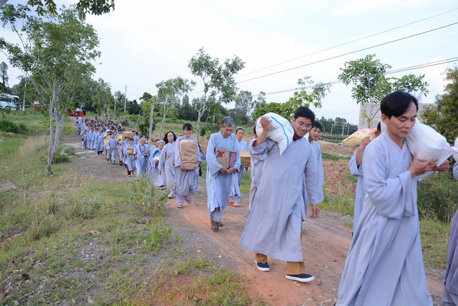 Offering five branches of Hoang Phap pagoda and releasing creatures
