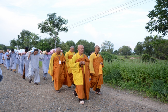 Offering five branches of Hoang Phap pagoda and releasing creatures