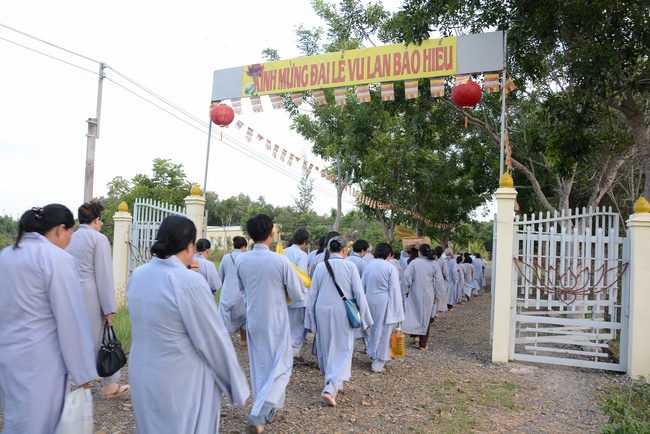 Offering five branches of Hoang Phap pagoda and releasing creatures