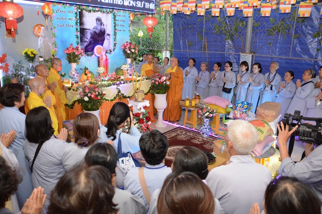 Offering five branches of Hoang Phap pagoda and releasing creatures