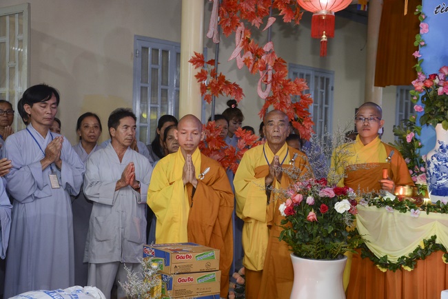 Offering five branches of Hoang Phap pagoda and releasing creatures
