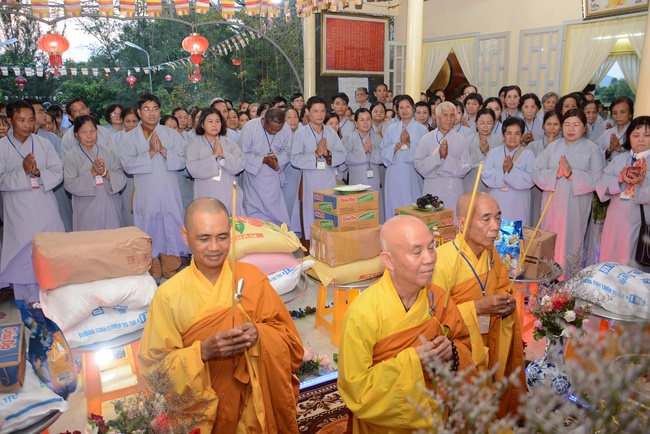 Offering five branches of Hoang Phap pagoda and releasing creatures