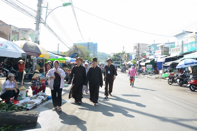 Offering five branches of Hoang Phap pagoda and releasing creatures