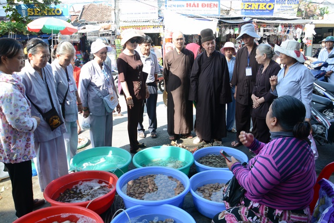 Offering five branches of Hoang Phap pagoda and releasing creatures
