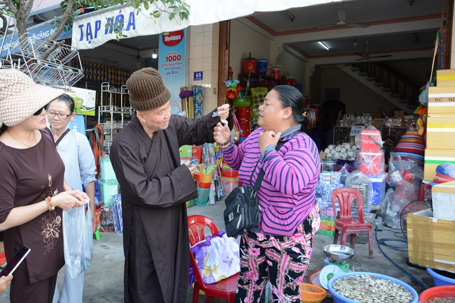 Offering five branches of Hoang Phap pagoda and releasing creatures