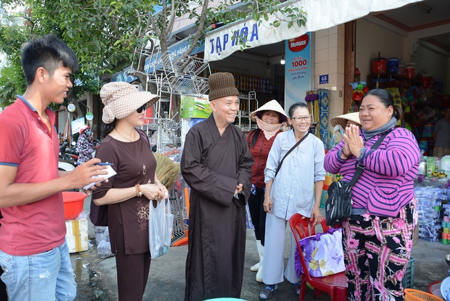 Offering five branches of Hoang Phap pagoda and releasing creatures