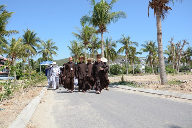 Offering five branches of Hoang Phap pagoda and releasing creatures