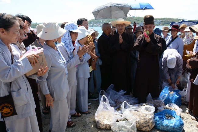 Offering five branches of Hoang Phap pagoda and releasing creatures