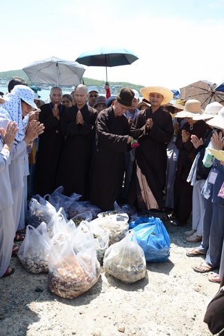 Offering five branches of Hoang Phap pagoda and releasing creatures