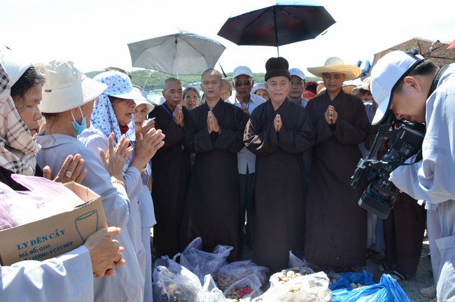 Offering five branches of Hoang Phap pagoda and releasing creatures