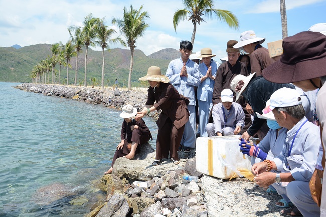 Offering five branches of Hoang Phap pagoda and releasing creatures