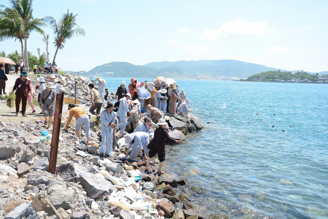 Offering five branches of Hoang Phap pagoda and releasing creatures