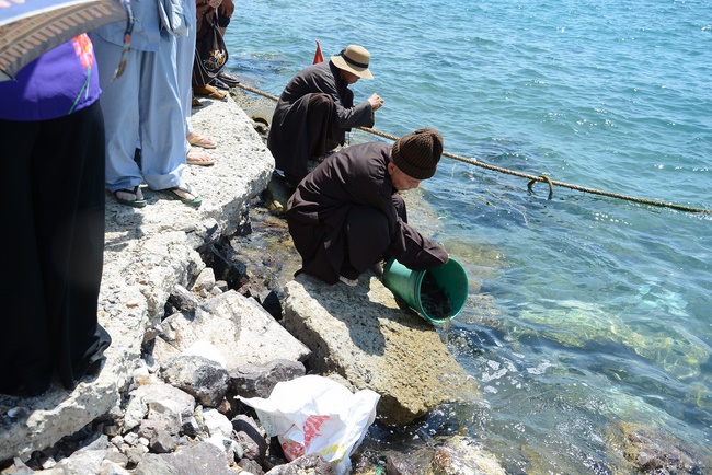 Offering five branches of Hoang Phap pagoda and releasing creatures
