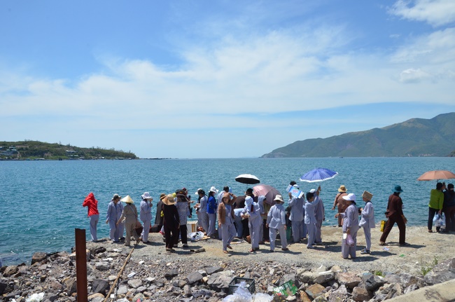 Offering five branches of Hoang Phap pagoda and releasing creatures