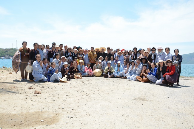 Offering five branches of Hoang Phap pagoda and releasing creatures