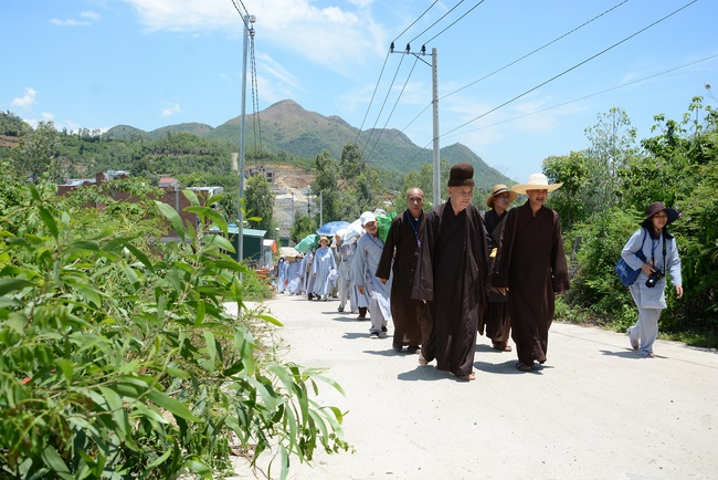 Offering five branches of Hoang Phap pagoda and releasing creatures