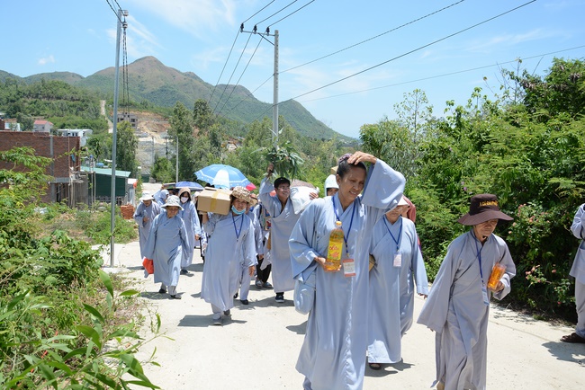 Offering five branches of Hoang Phap pagoda and releasing creatures