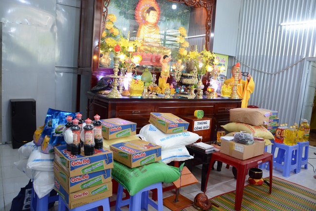 Offering five branches of Hoang Phap pagoda and releasing creatures