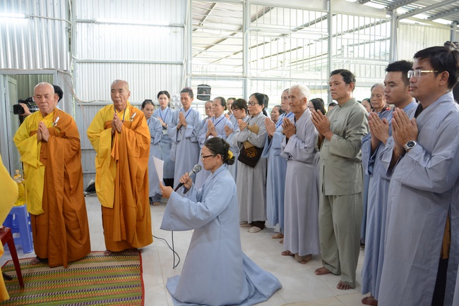 Offering five branches of Hoang Phap pagoda and releasing creatures