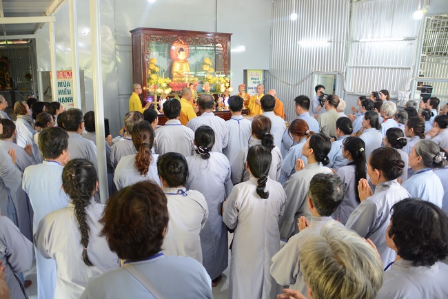 Offering five branches of Hoang Phap pagoda and releasing creatures