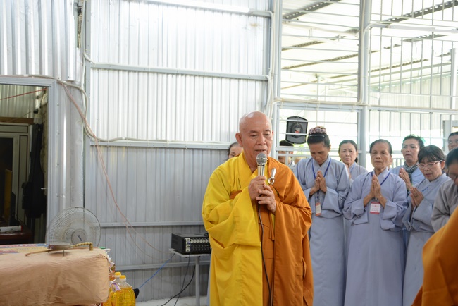 Offering five branches of Hoang Phap pagoda and releasing creatures