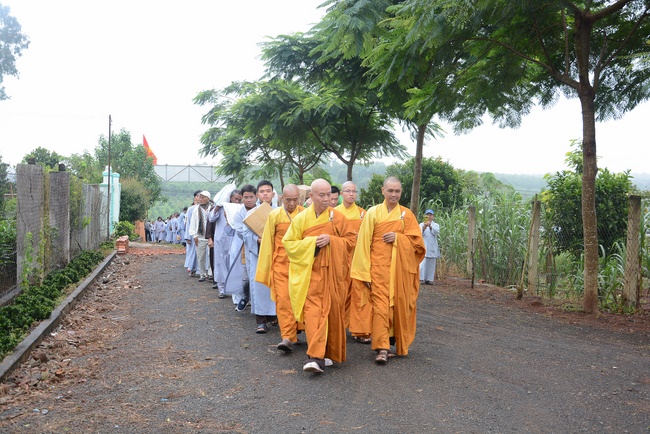 Offering five branches of Hoang Phap pagoda and releasing creatures