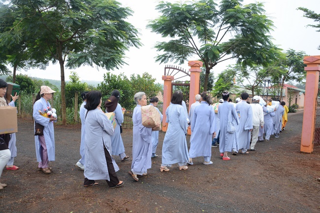Offering five branches of Hoang Phap pagoda and releasing creatures