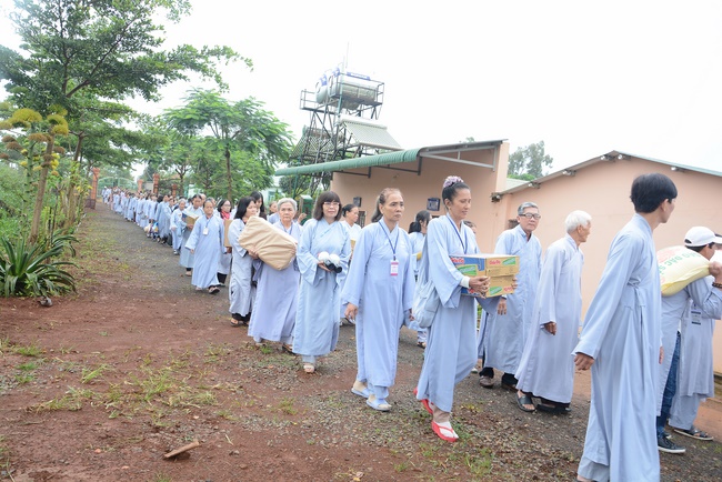 Offering five branches of Hoang Phap pagoda and releasing creatures