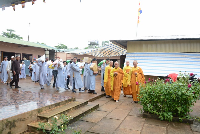 Offering five branches of Hoang Phap pagoda and releasing creatures