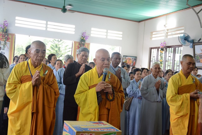 Offering five branches of Hoang Phap pagoda and releasing creatures