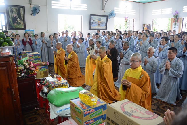 Offering five branches of Hoang Phap pagoda and releasing creatures