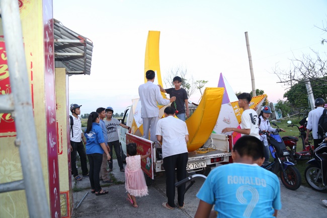 Presenting gifts on the Mid-Autumn Festival in Thanh Hoa