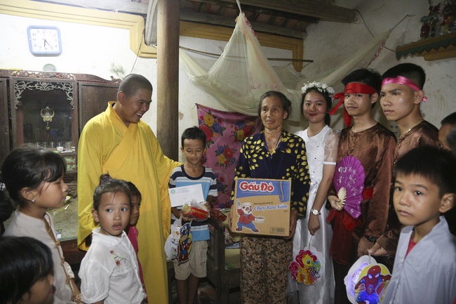Presenting gifts on the Mid-Autumn Festival in Thanh Hoa